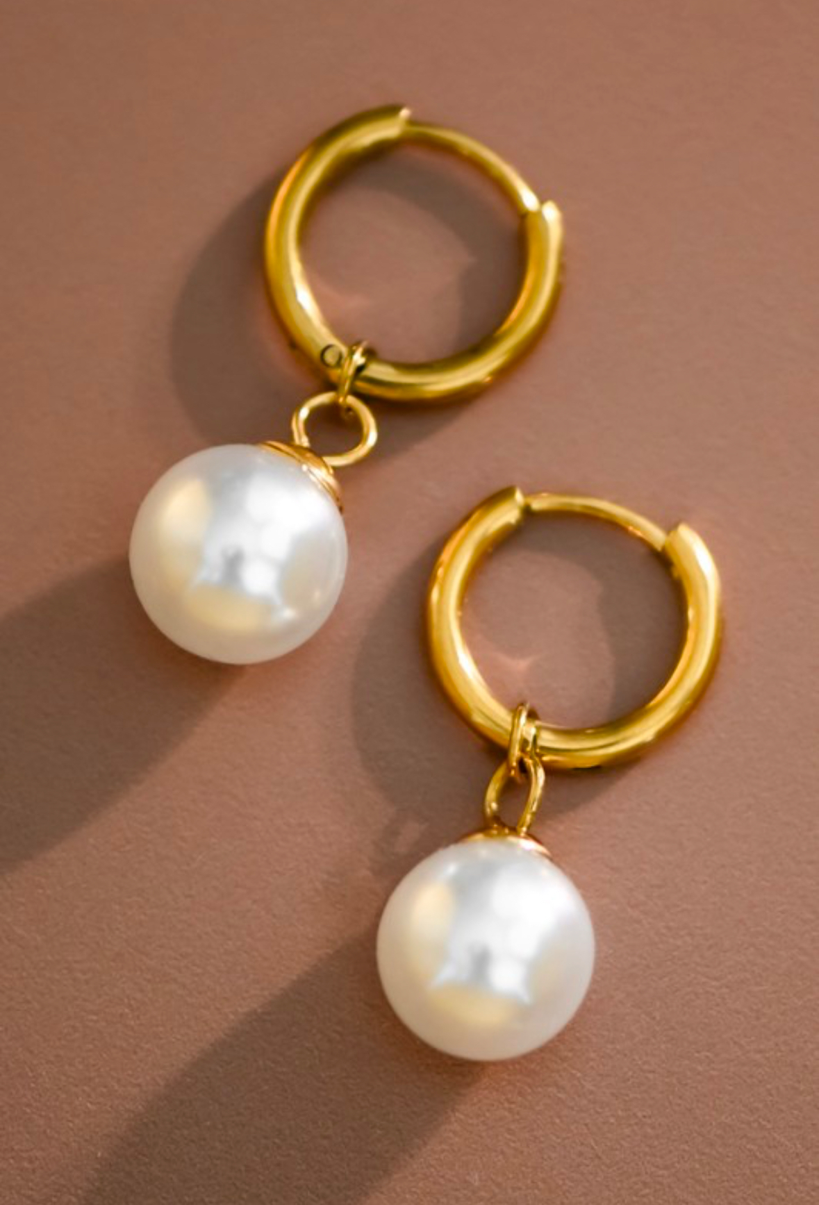 Aretes de Acero Inoxidable Impermeables con Baño de Oro de 18K y Perlas, Resistentes al Deslustre thumbnail
