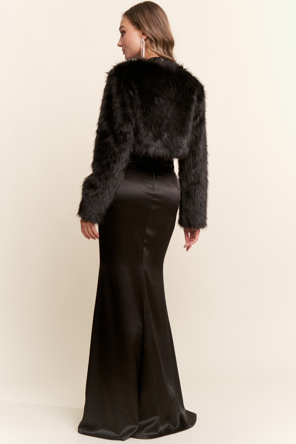 Black Elegant Faux Fur Coat (Talla L)