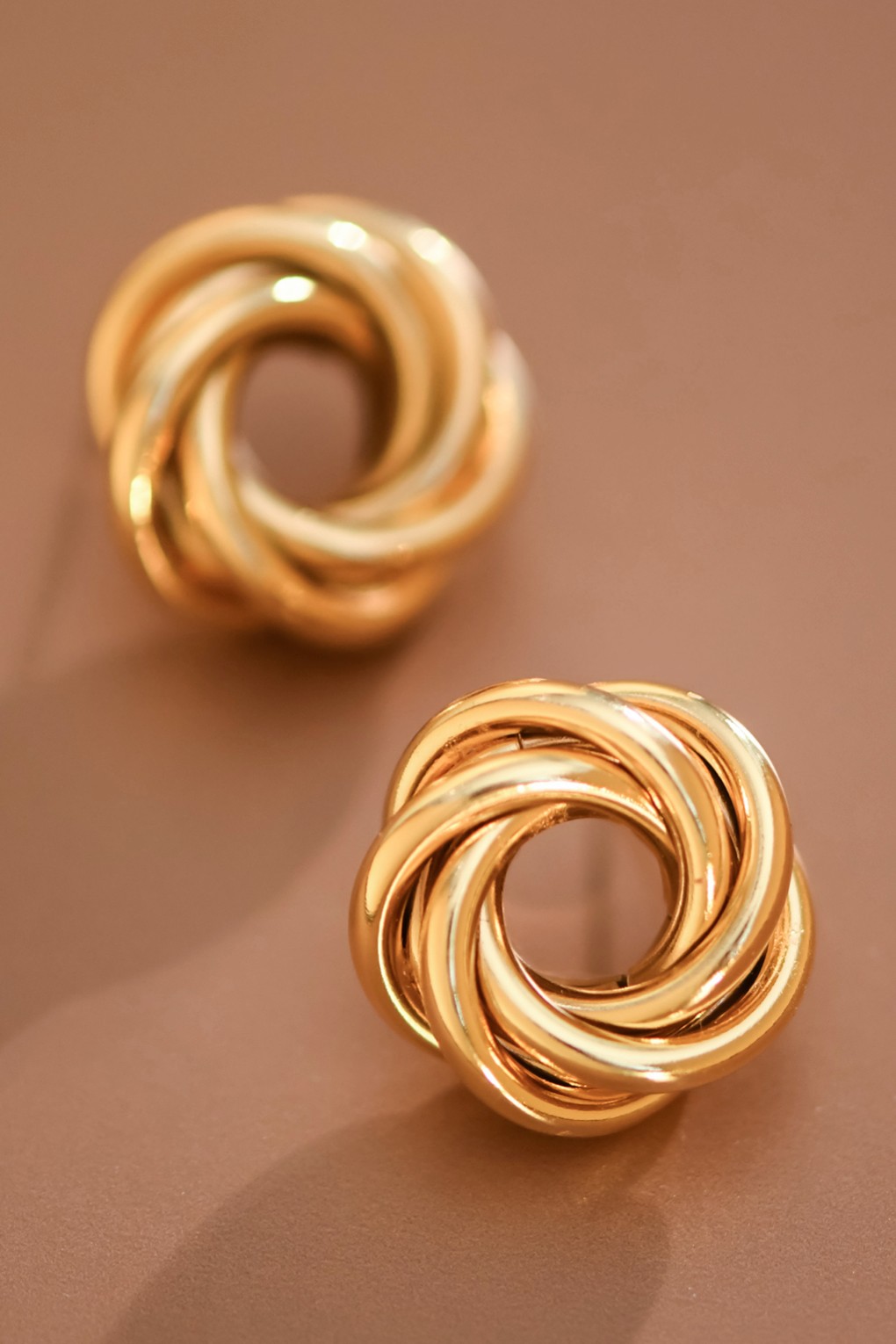 Aretes tipo circular de acero inoxidable  con baño de oro de 18K thumbnail
