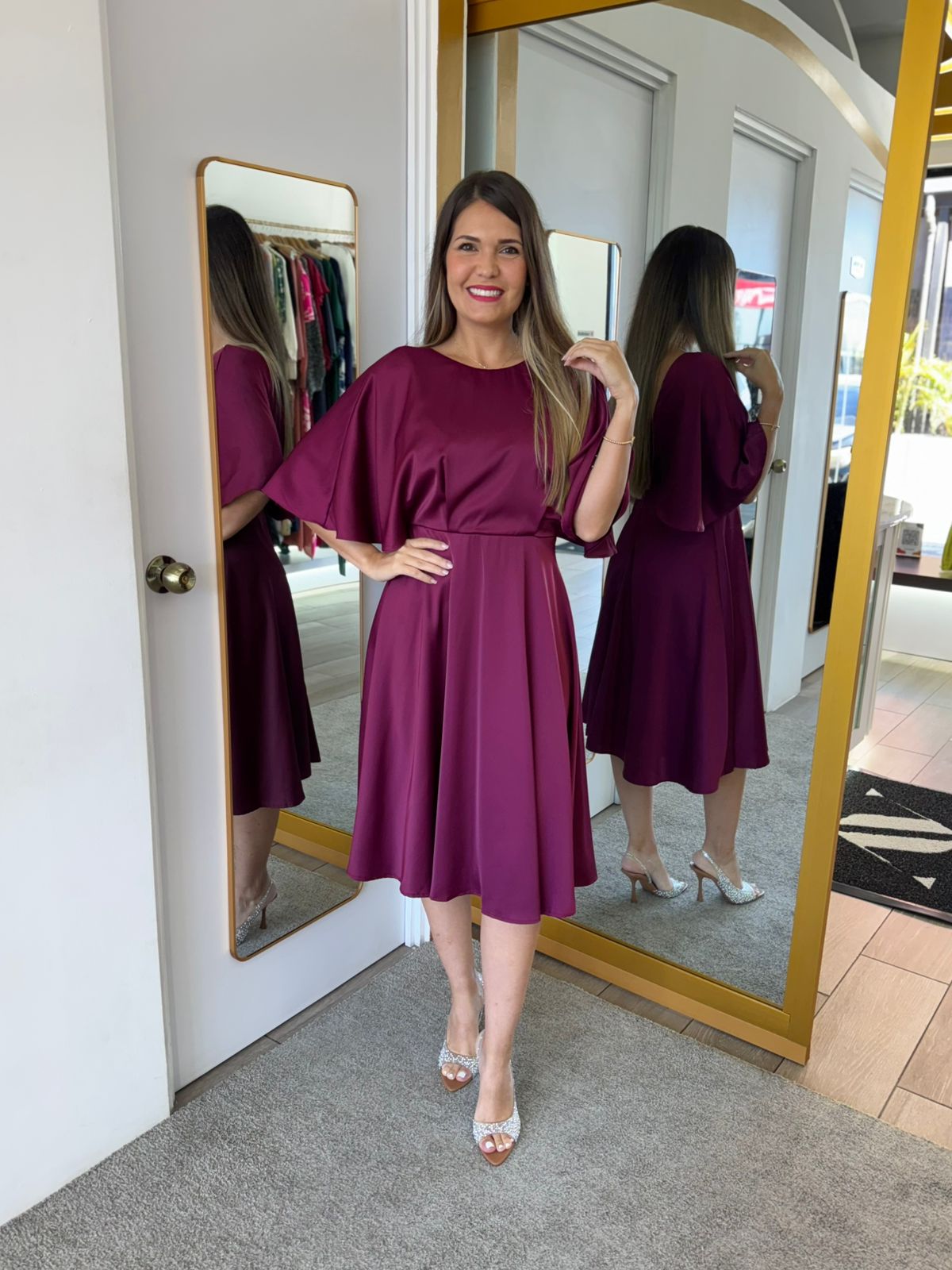 Wine Bell Sleeve Deep V Back Satin Dress (Talla S)