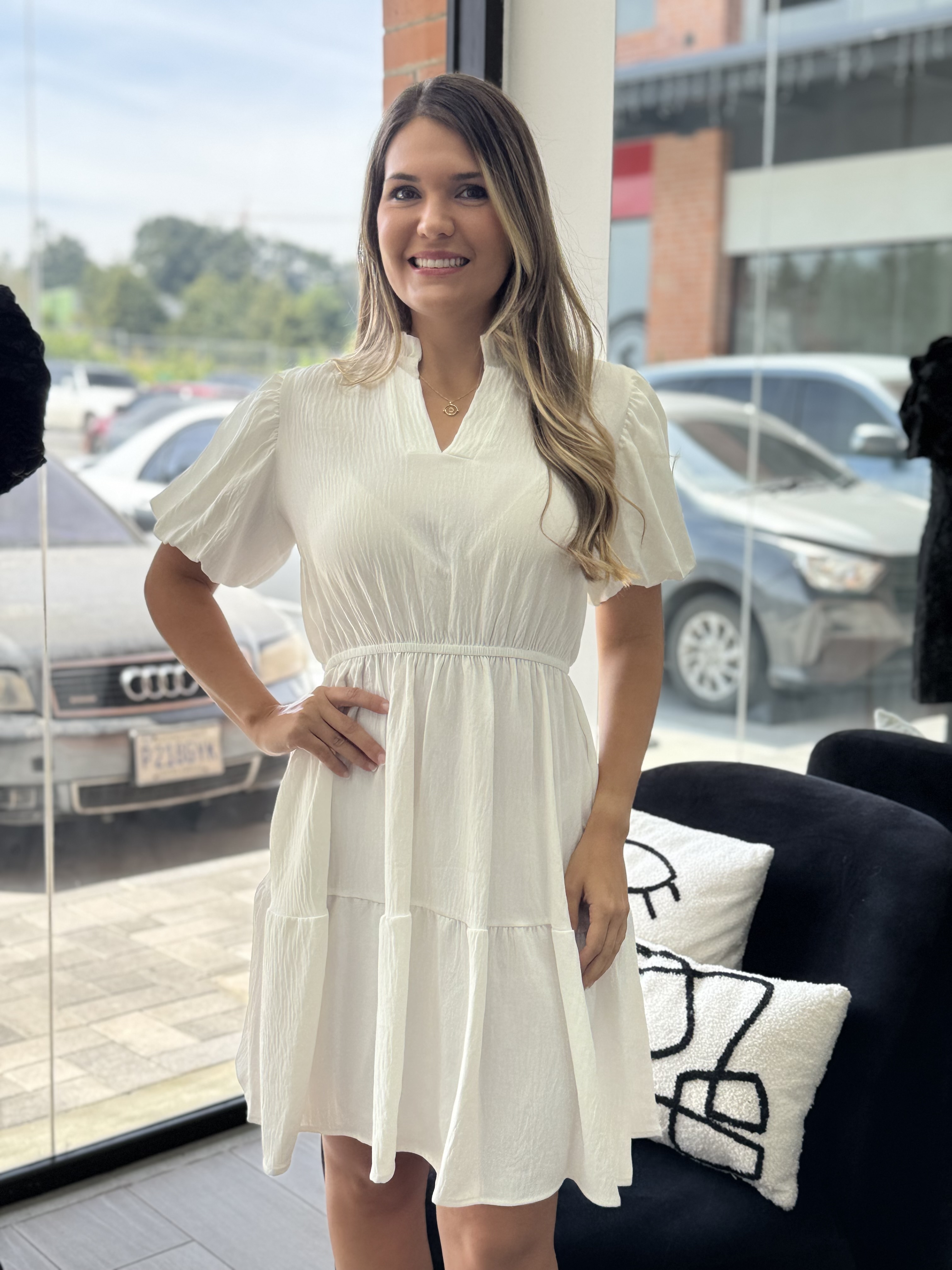 White Solid tiered dress Ruffled neckline V neck (Talla S)