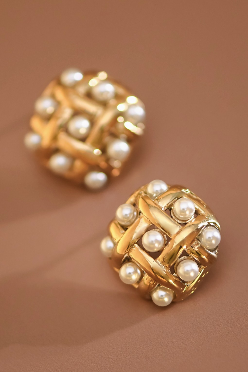 Aretes tipo stud de acero inoxidable  con baño de oro de 18K thumbnail