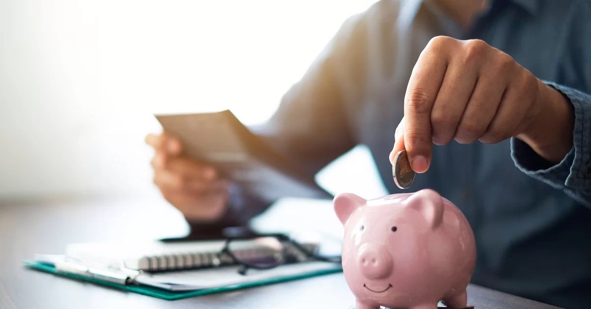 How Using a Laundry Service Can Save Your Business Money