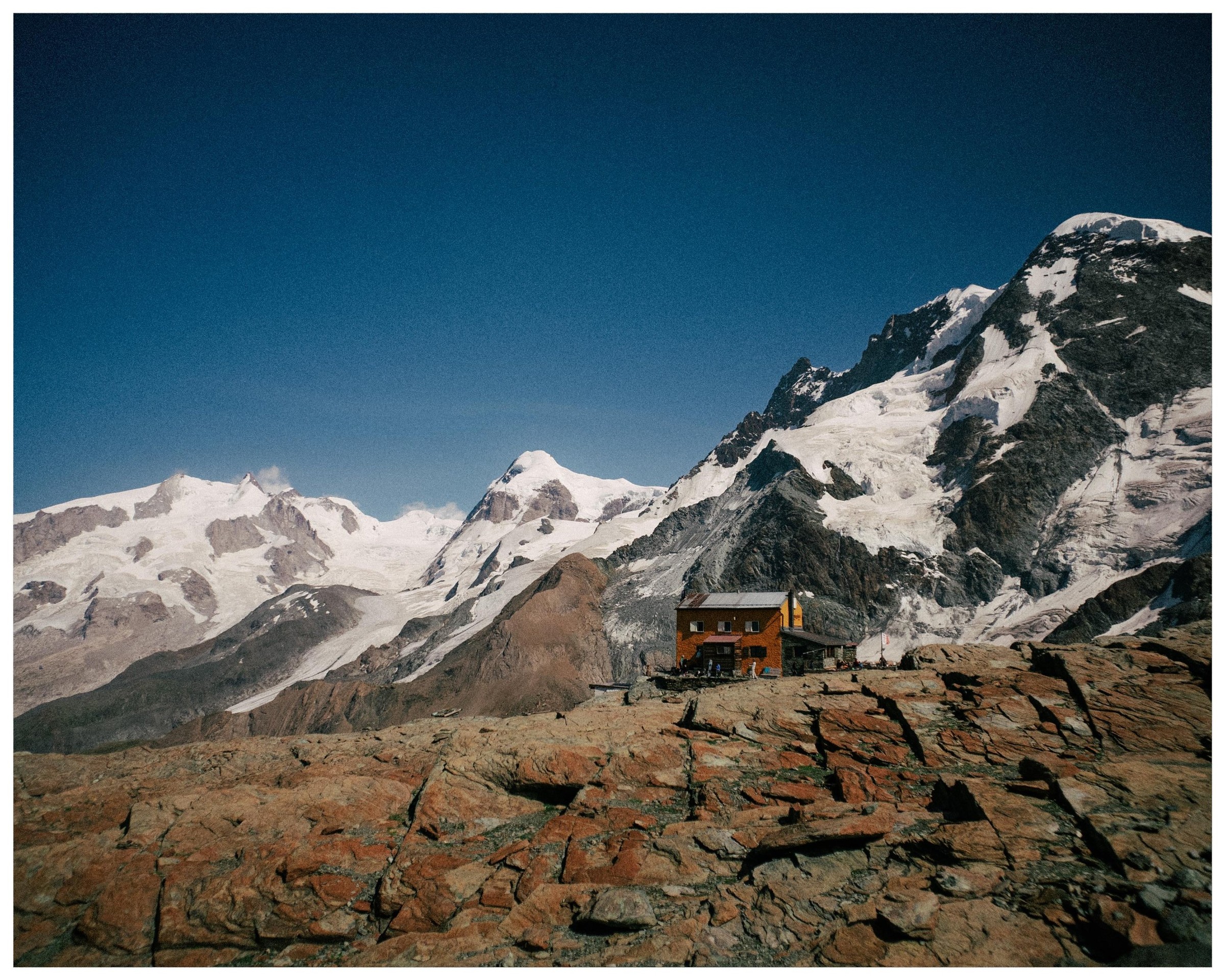 Il rifugio Gandegg davanti al panorama dei ghiacciai vicino a Zermatt