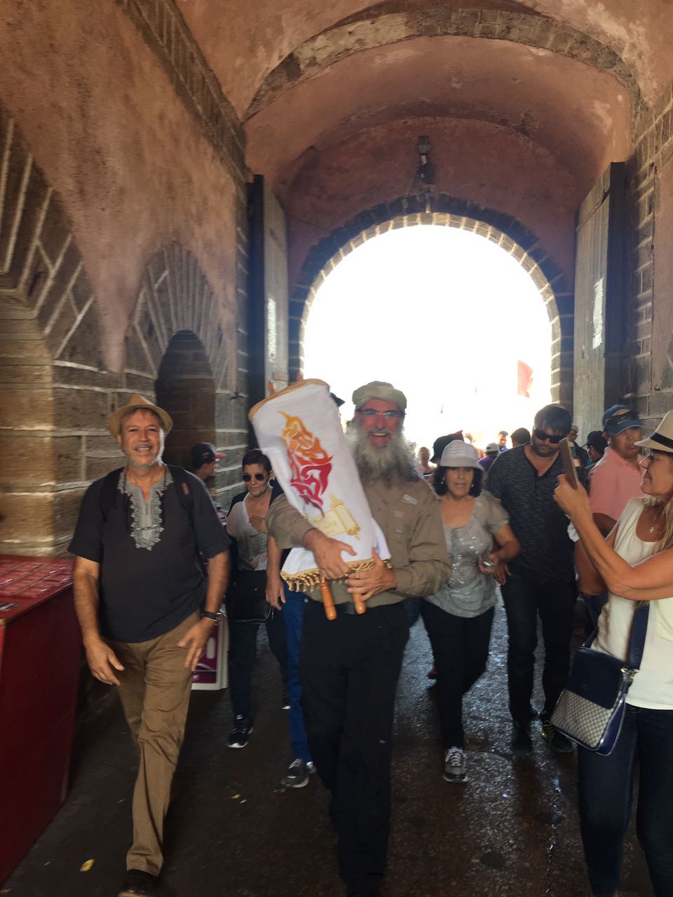 טיול שורשים במרוקו — נושאים ספר תורה בשער אבן מקומר