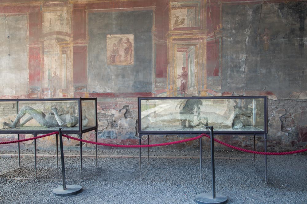 Italy, Pompeii, Macellum (public market), Plaster casts of victim3