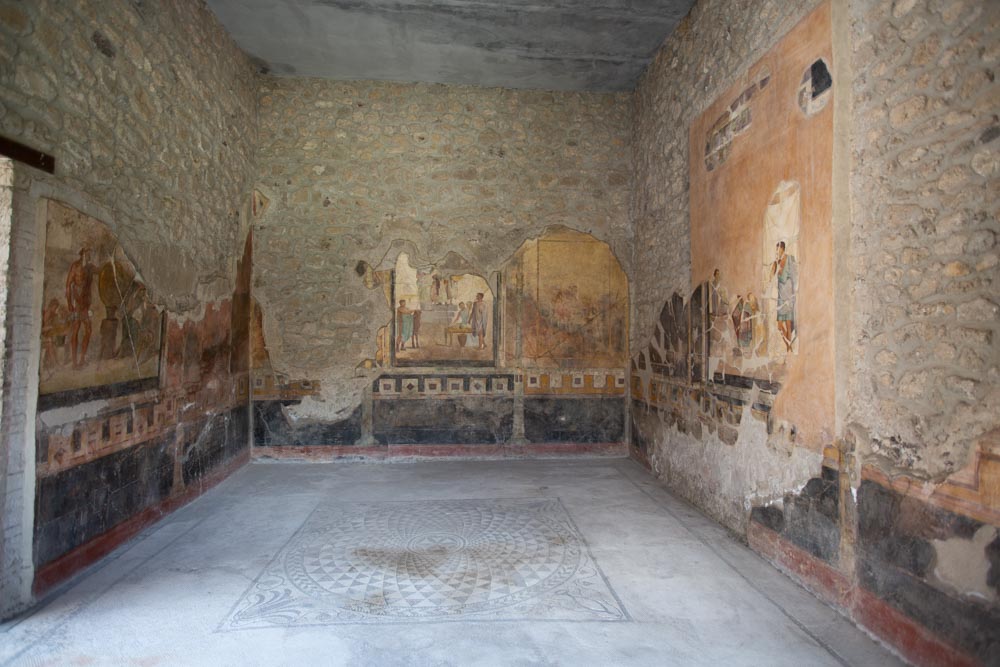 Italy, Pompeii, House of the Gilded Cupids, room with frescoes1