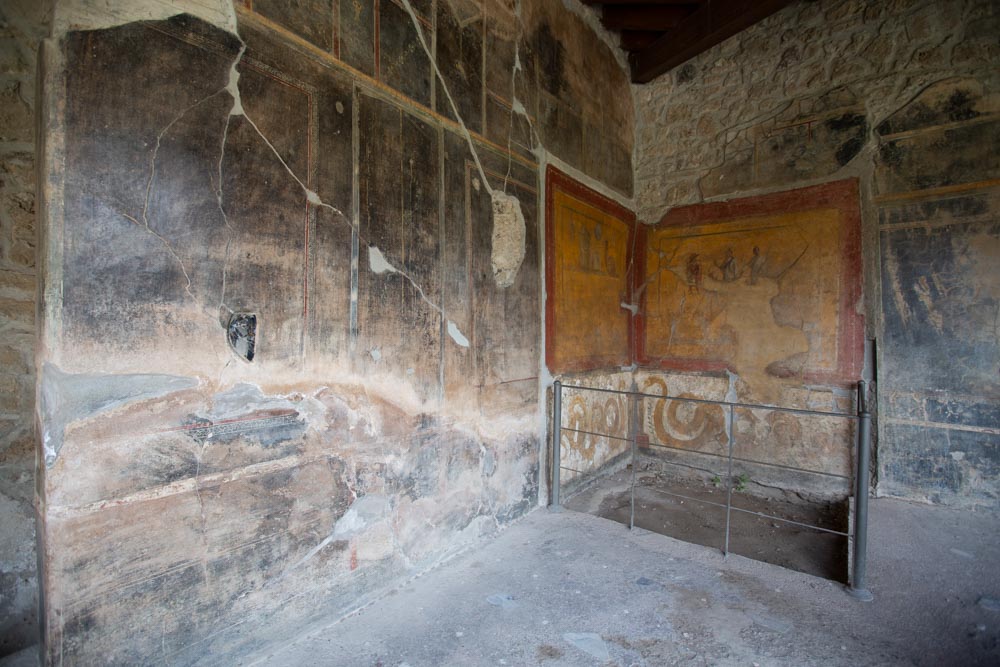 Italy, Pompeii, House of the Gilded Cupids, room with frescoes2