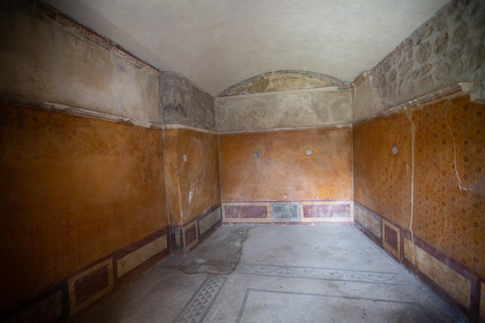 Italy, Pompeii, House of the Gilded Cupids, room with frescoes3