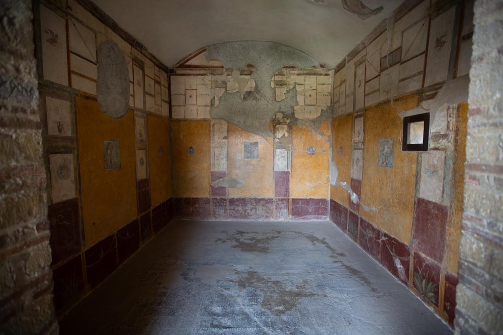 Italy, Pompeii, House of the Gilded Cupids, room with frescoes4