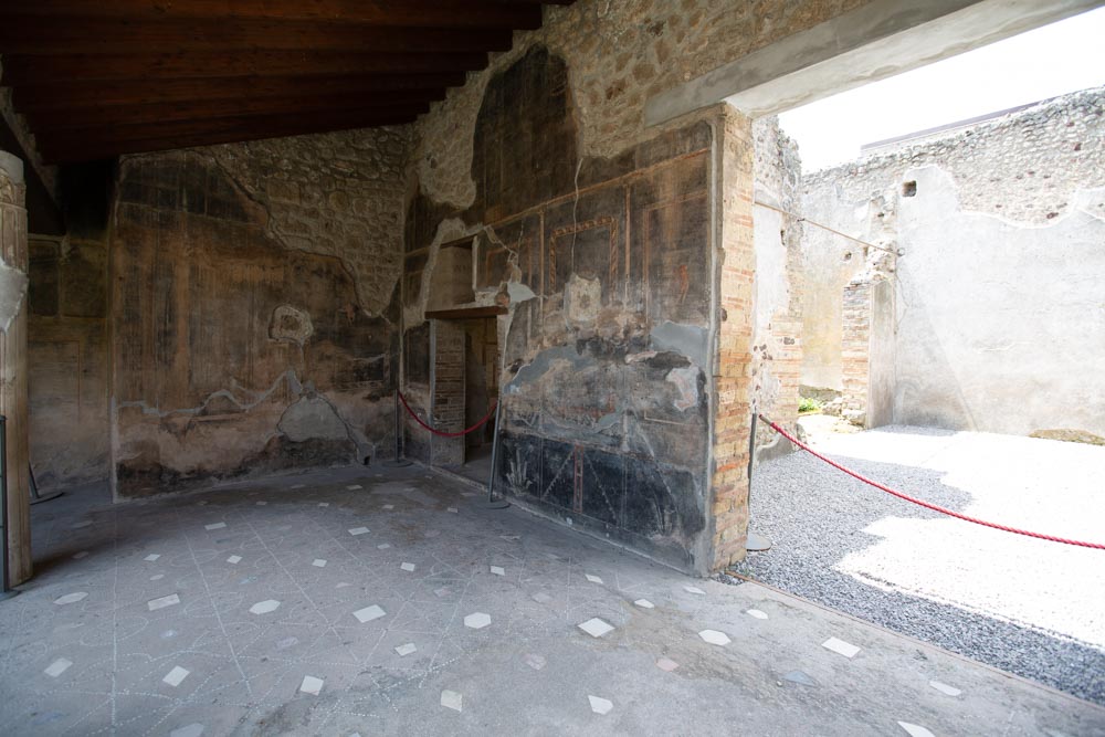 Italy, Pompeii, House of the Gilded Cupids, room with frescoes6