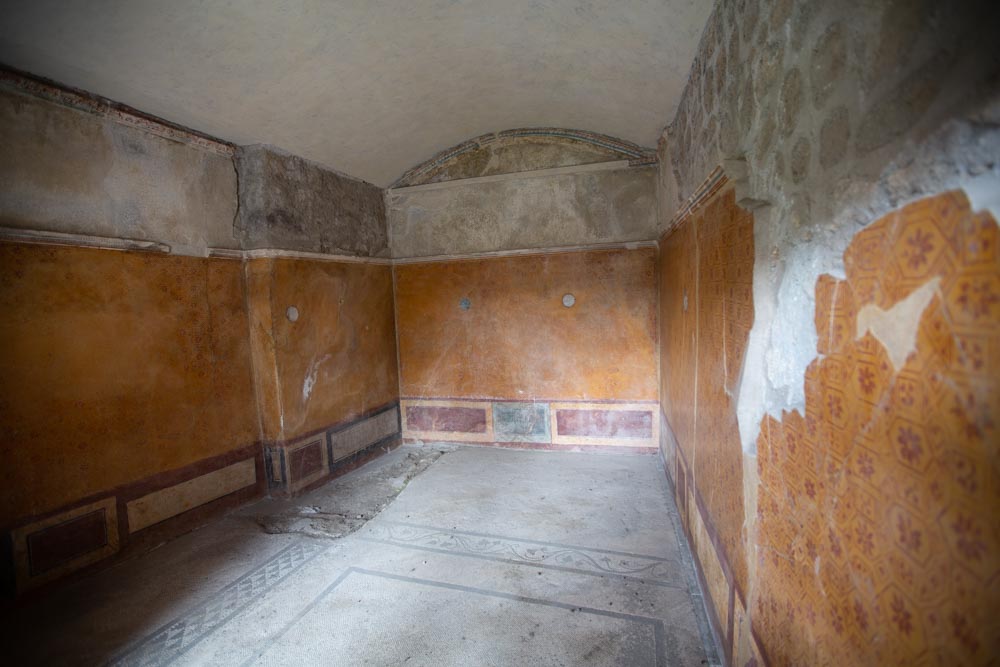 Italy, Pompeii, House of the Gilded Cupids, room with frescoes8