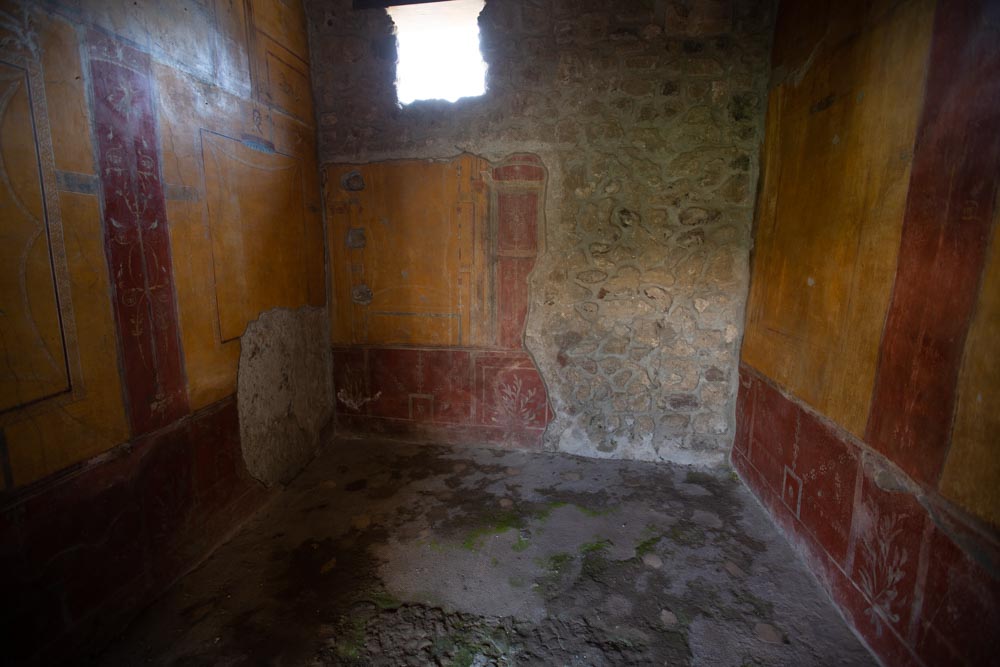 Italy, Pompeii, House of the Gilded Cupids, room with frescoes9