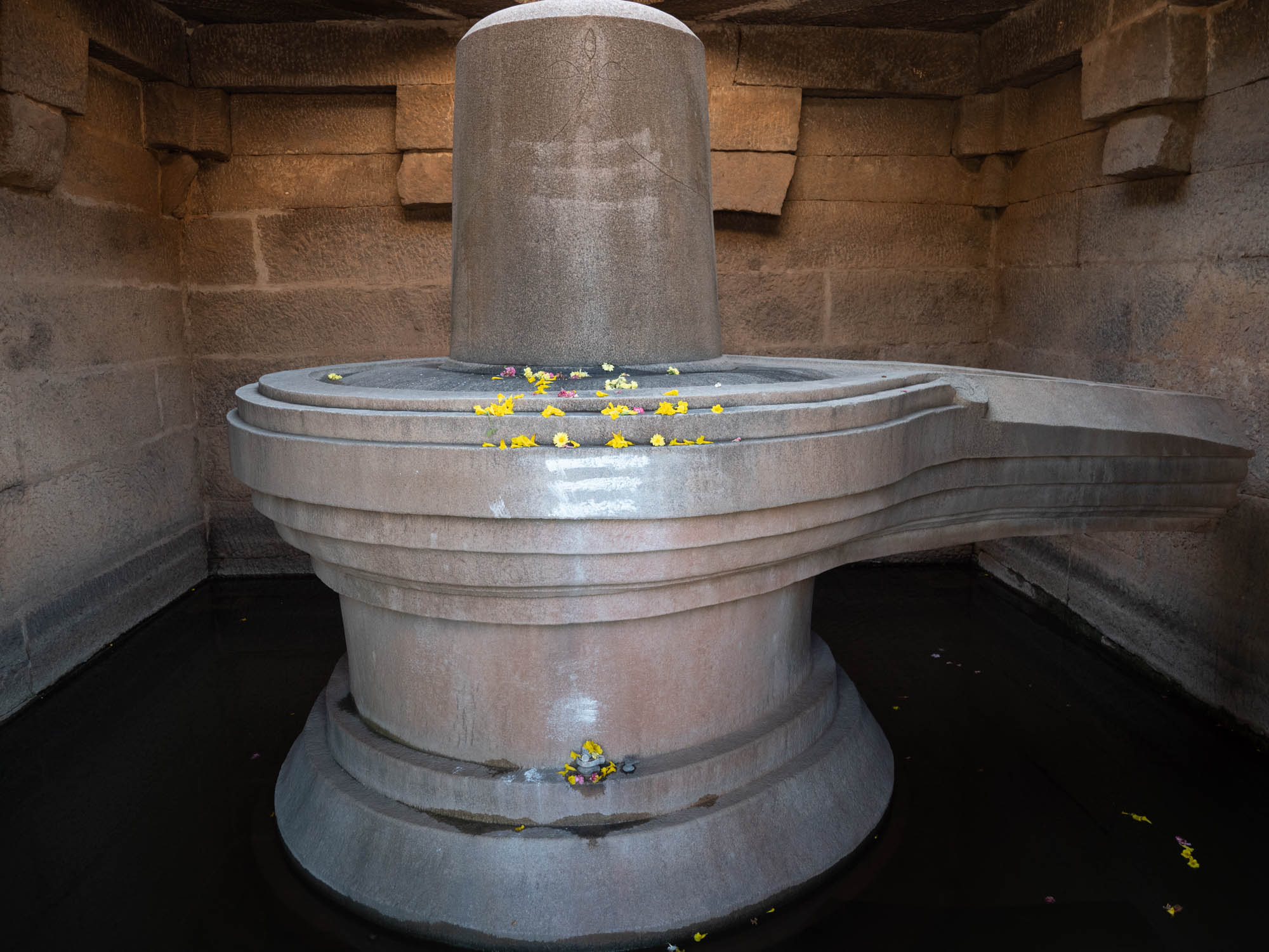 India, Karnataka, Hampi - Badavilinga temple