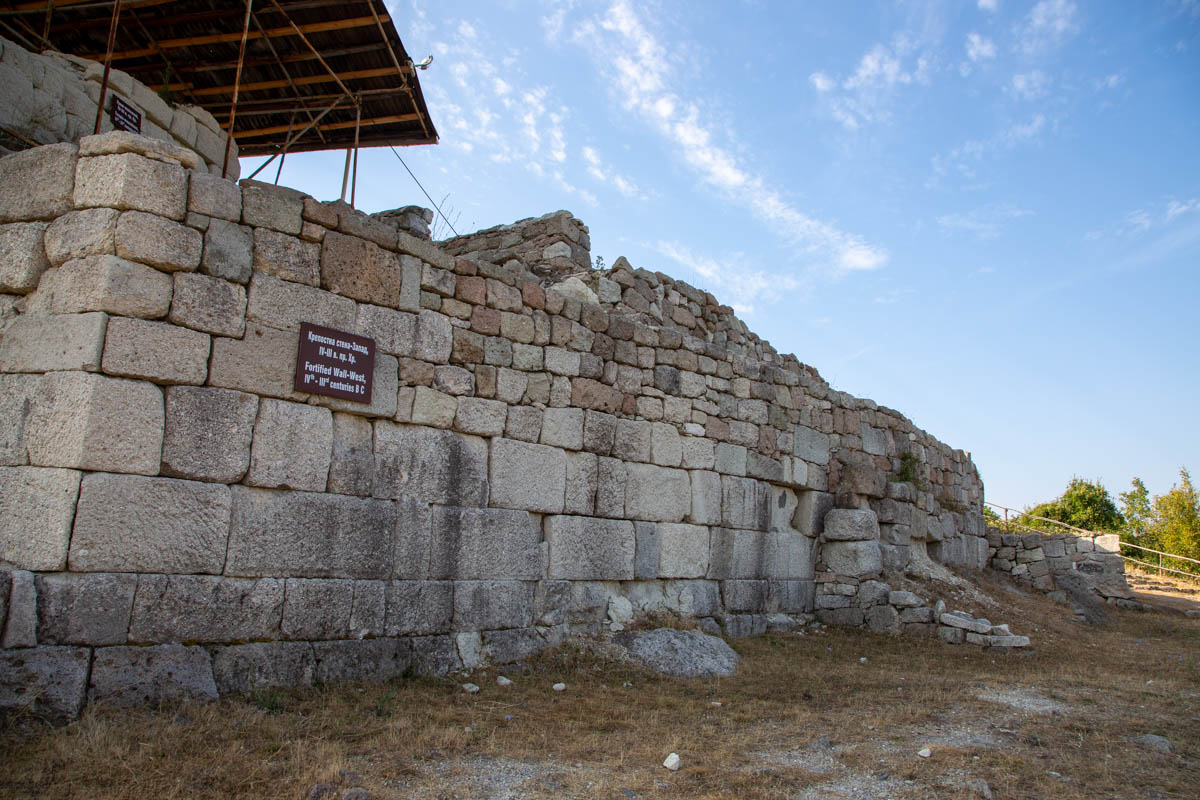 Bulgaria, Tatul ancient Thracian sanctuary tomb - fortified wall