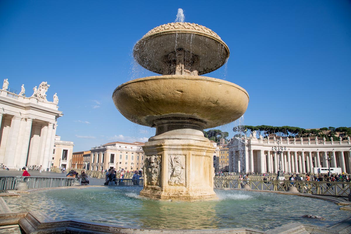 Italy, Rome, Piazza san Pierto - fountain