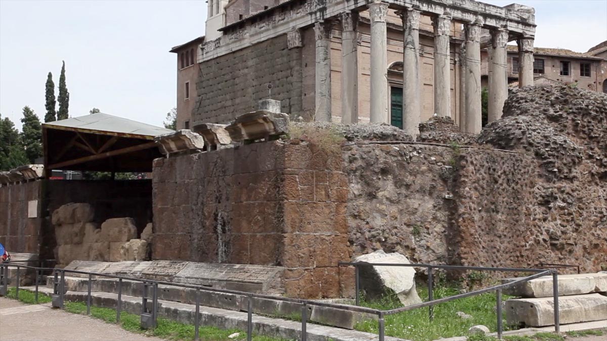 Italy, Rome, Roman Forum - temple of Divus Iulius