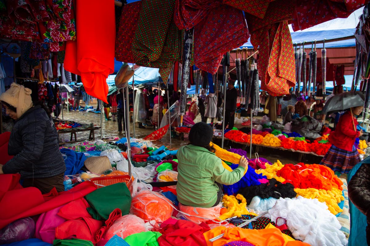 Vietnam, Sapa - cloths market