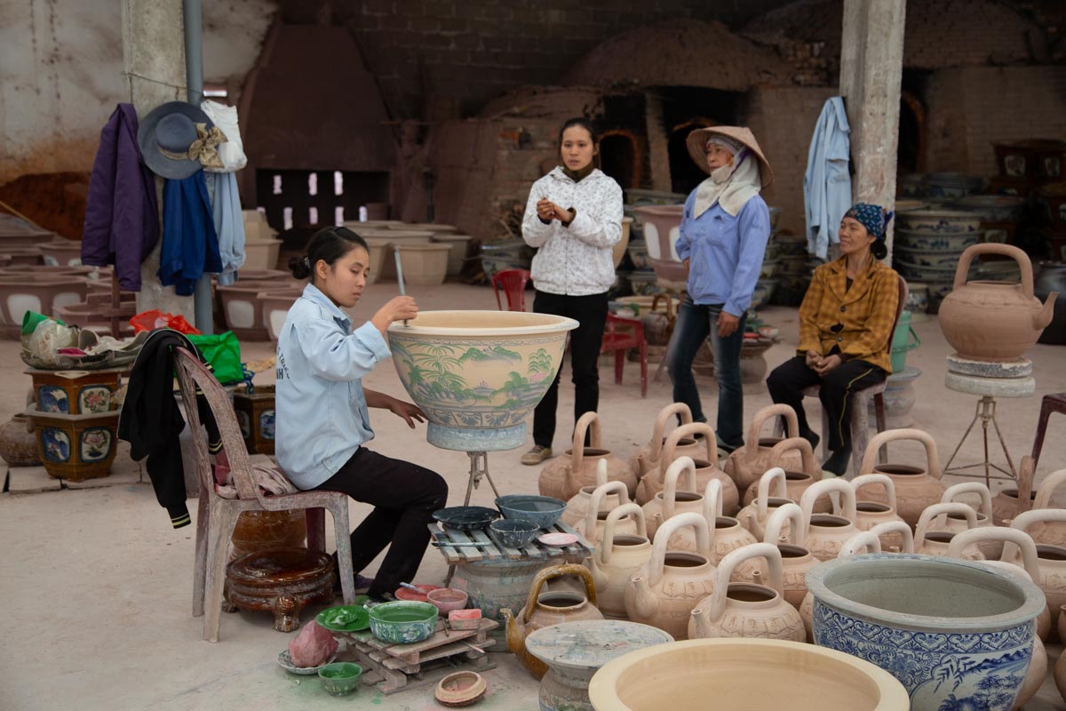 Vietnam, traditional work - Decoration of urns
