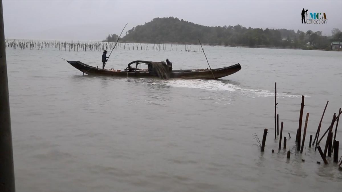 Vietnam, traditional work - mud pumping