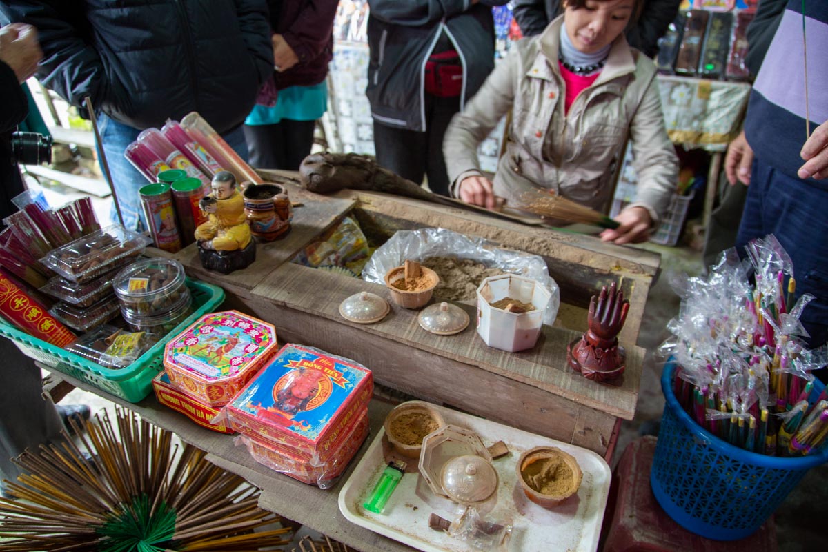 Vietnam, traditional work - Preparation of incense sticks