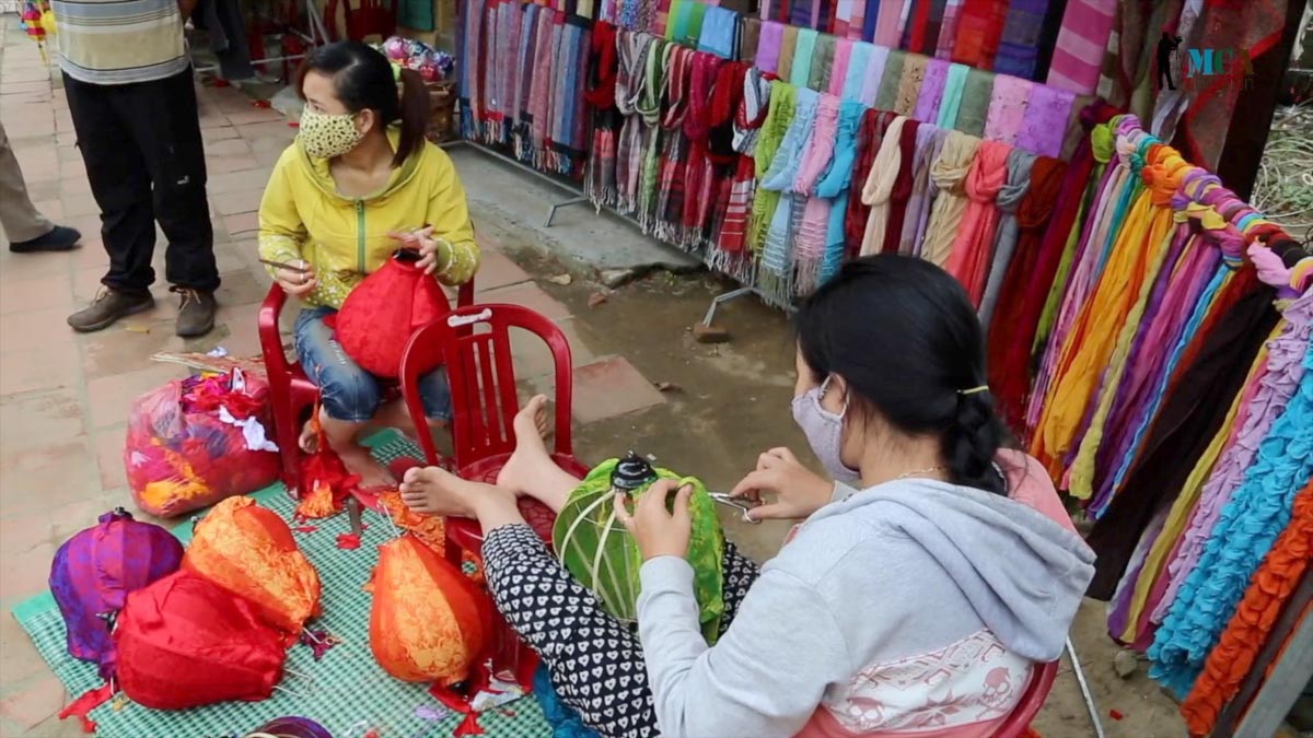 Vietnam, traditional work - Preparation of Lanterns
