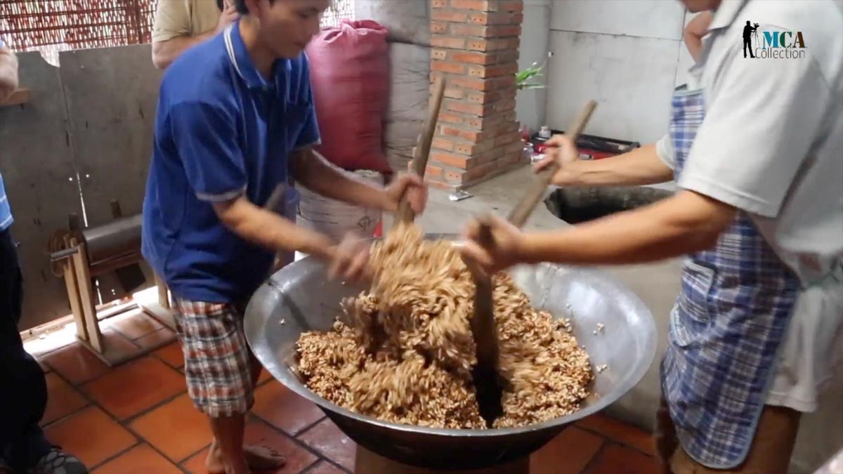 Vietnam, traditional work - Preparing Rice crackers