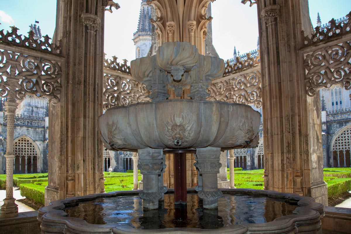 Portugal,  Batalha Monastery - Lavabo and fountain