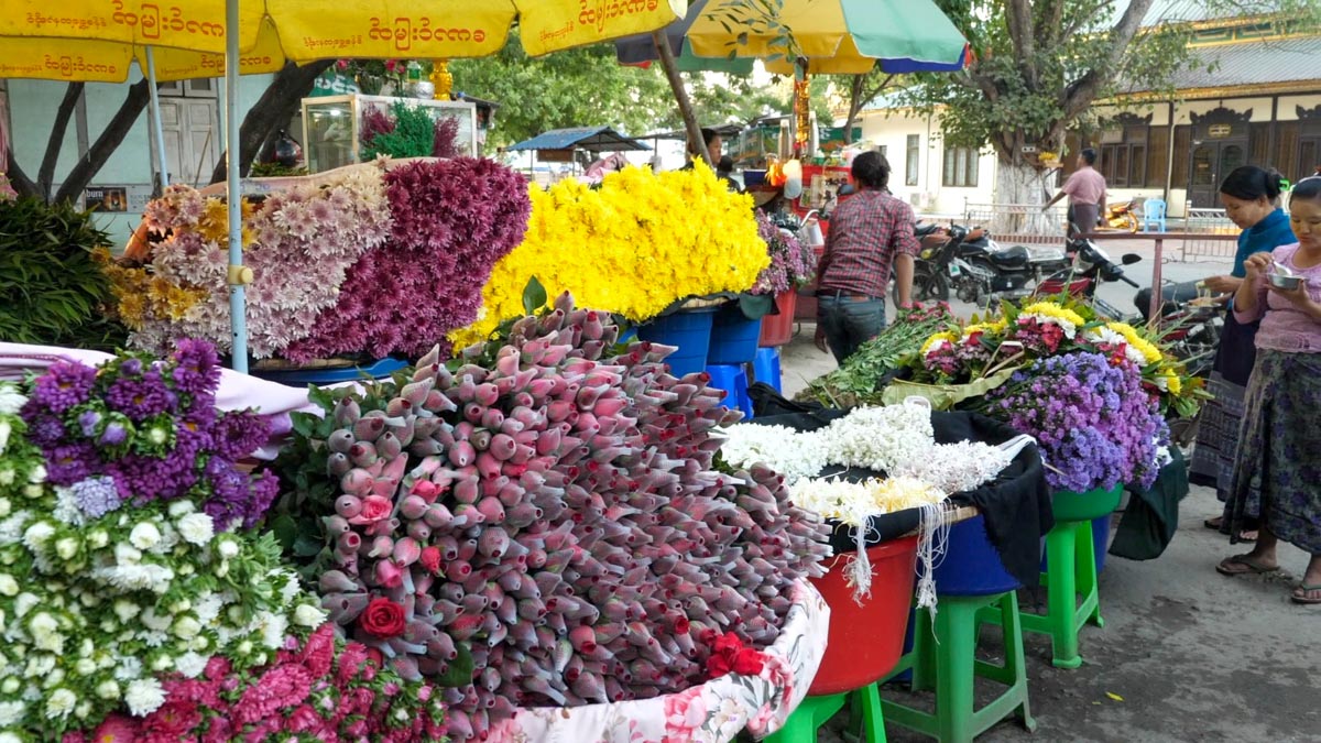 Myanmar, Mandalay - Traditional flowers markets