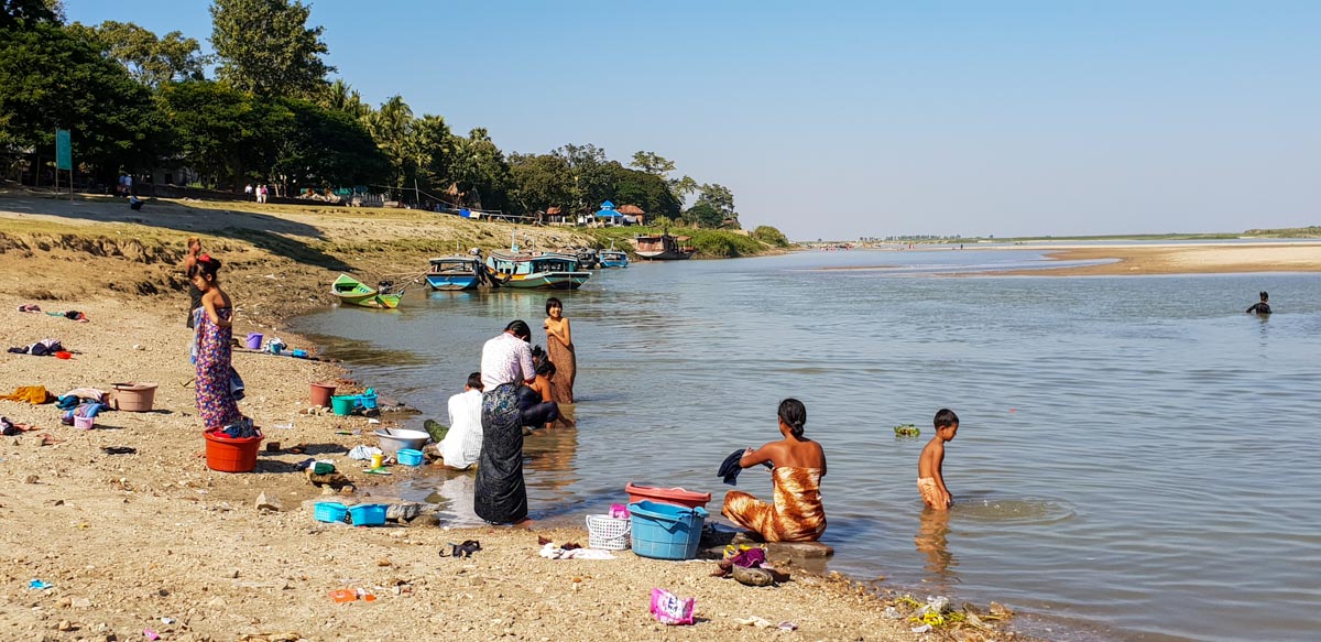 Myanmar, Mingun - traditional - Laundry