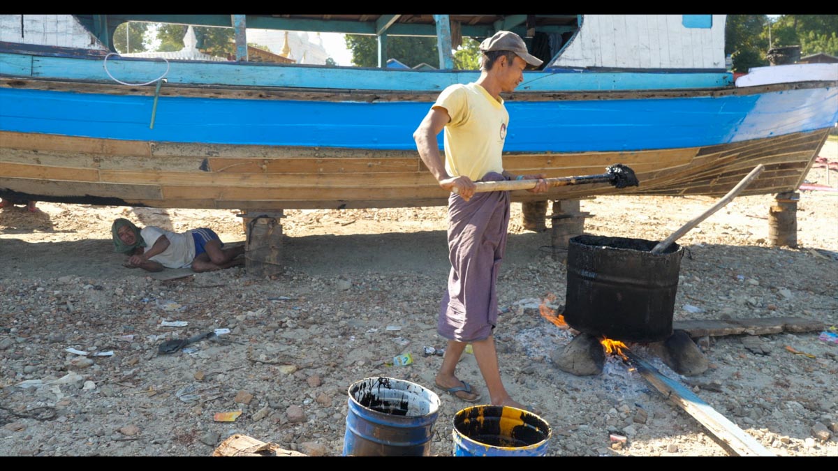 Myanmar, Mingun - traditional - Sealing a boat with tar