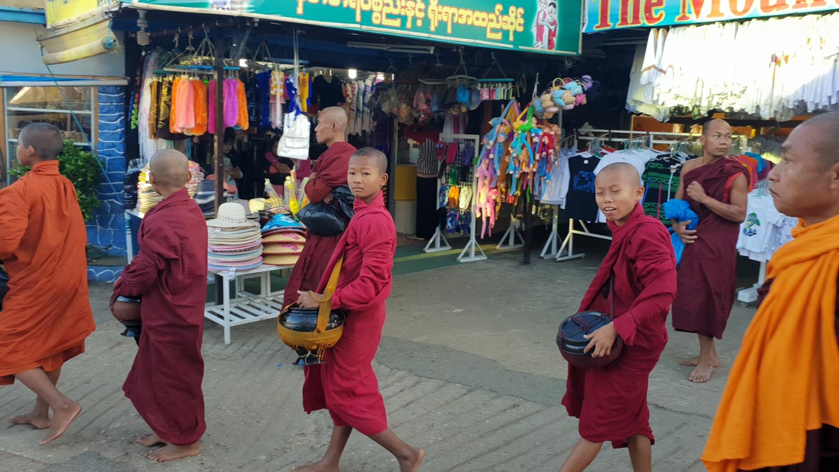 Myanmar, Mon - Kyaiktiyo Pagoda - Pilgrimage