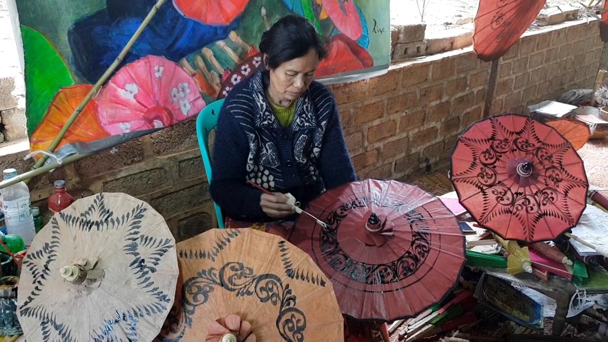 Myanmar, Pindaya - traditional - Umbrella production