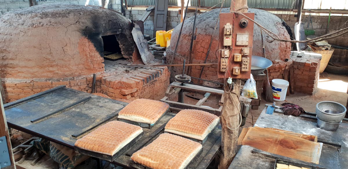 Myanmar, traditional - Inle Lake - Preparation and baking of cakes