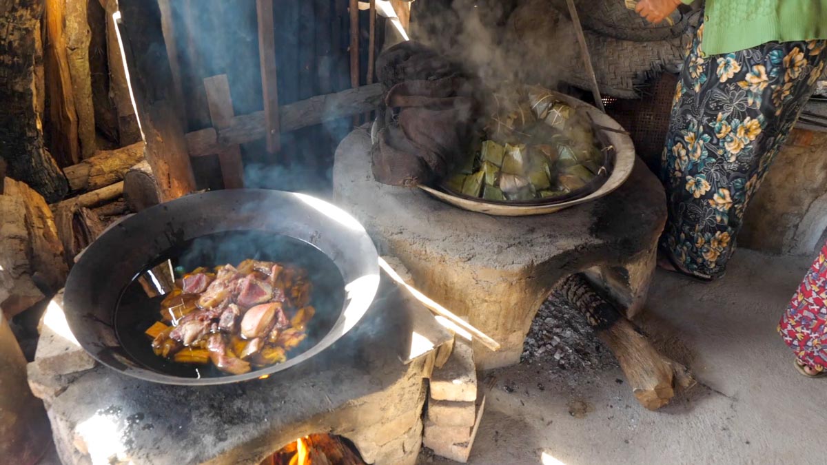 Myanmar, traditional - Inle Lake - Preparation of meat wrapped in leaves
