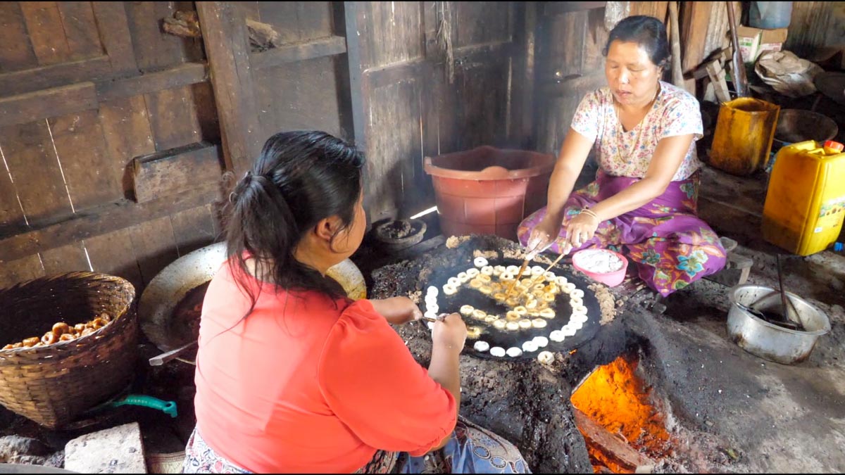 Myanmar, traditional - Inle Lake - Preparation of snacks from liquid sugar