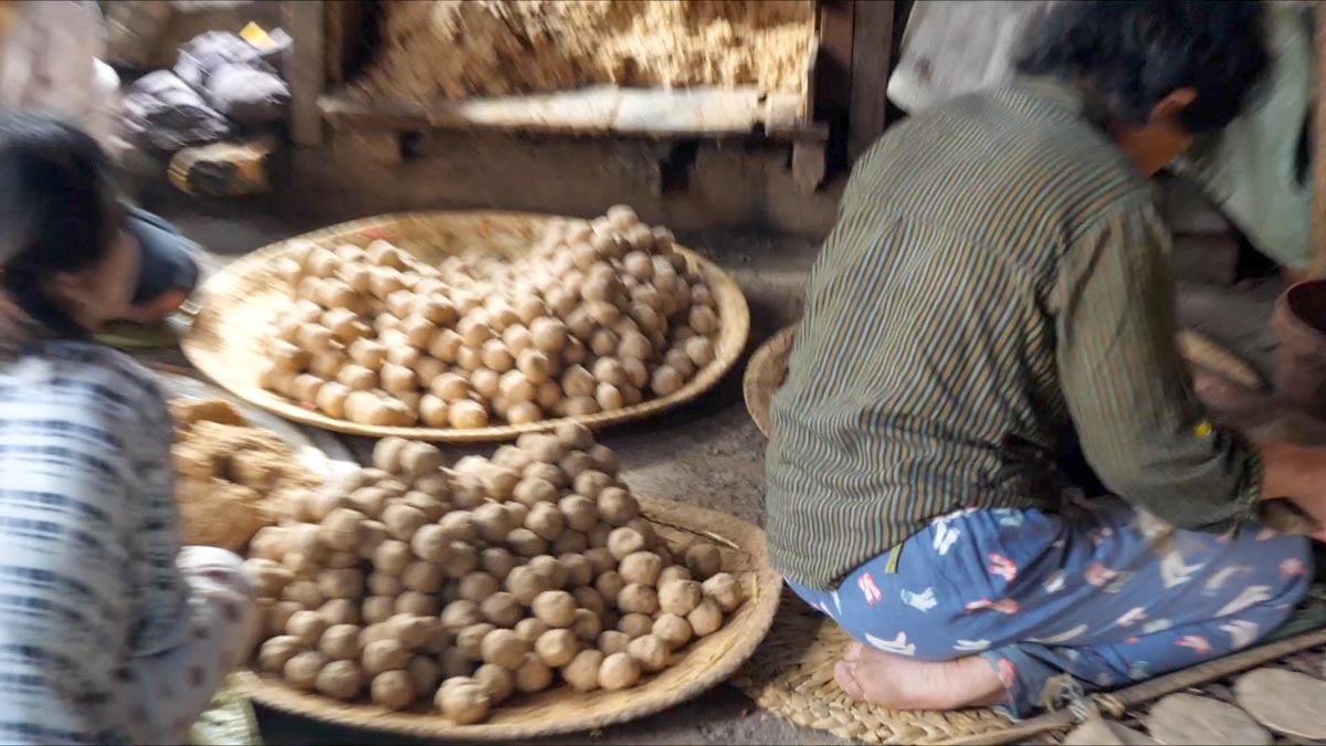 Myanmar, traditional - Inle Lake - Preparation of soy leaves