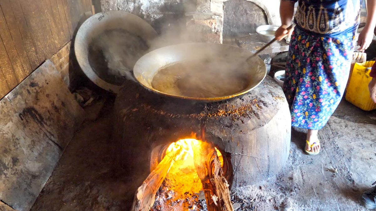 Myanmar, traditional - Inle Lake - Preparation sweets from sugar cane