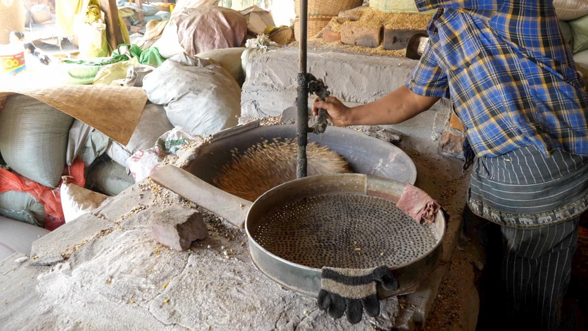 Myanmar, traditional - Inle Lake - Roasting beans