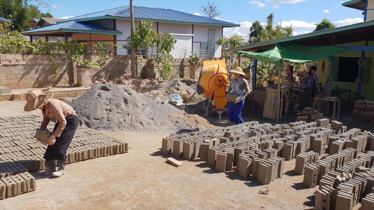 Myanmar, traditional - Preparation of concrete blocks