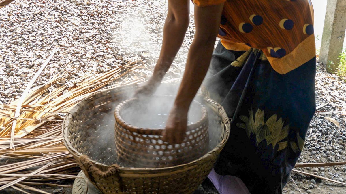 India, Kerala - Kochi -Traditional - Preparation of oysters for eating