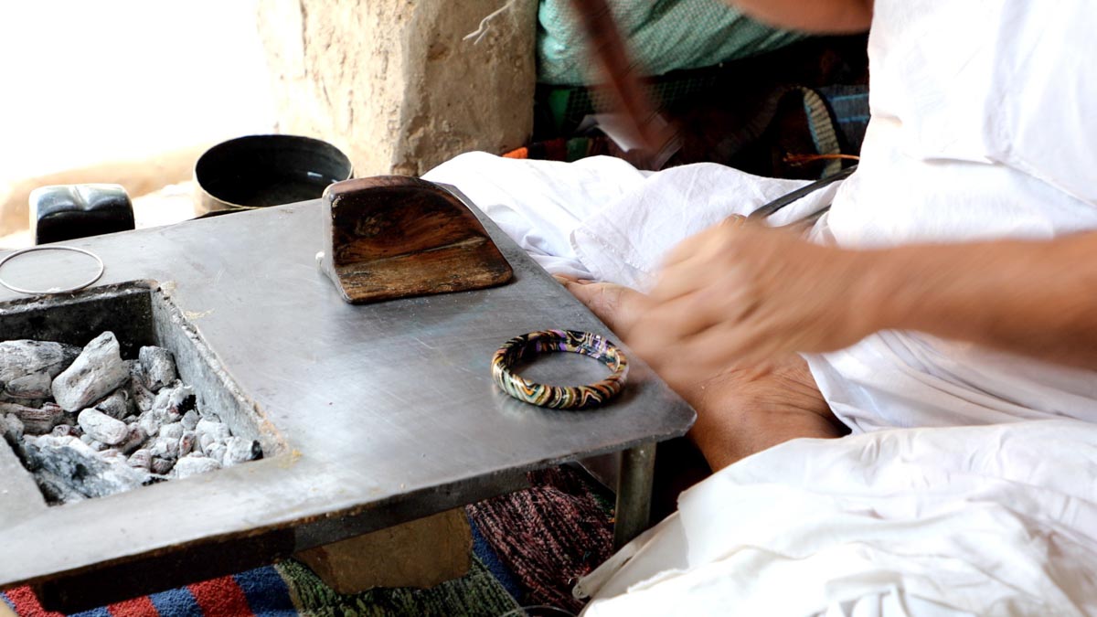 India, Madhya Pradesh - Traditional - Making bracelets