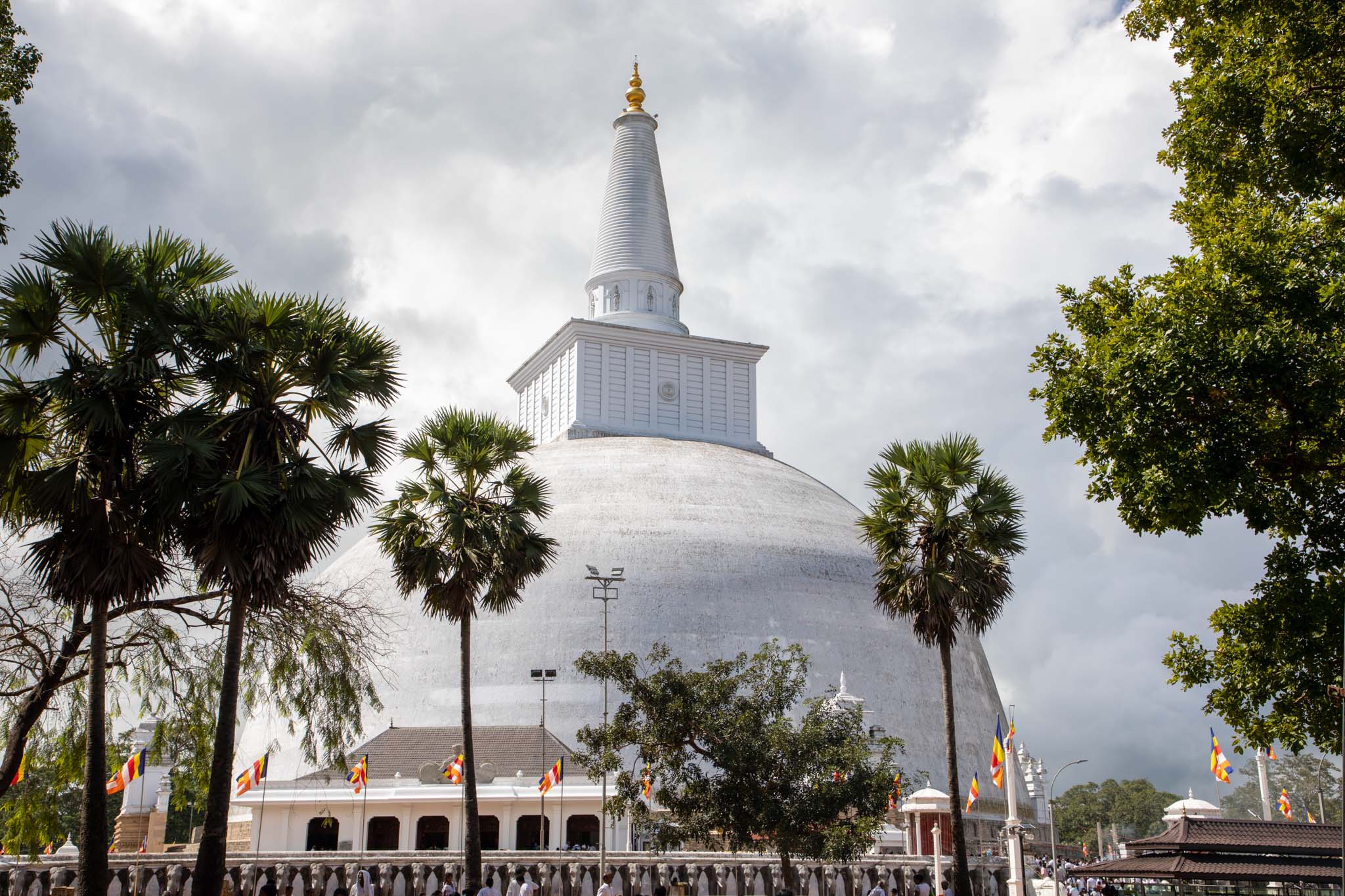 Sri Lanka, Anuradhapura - Ruwanwelisaya Dagoba (Great Stupa)