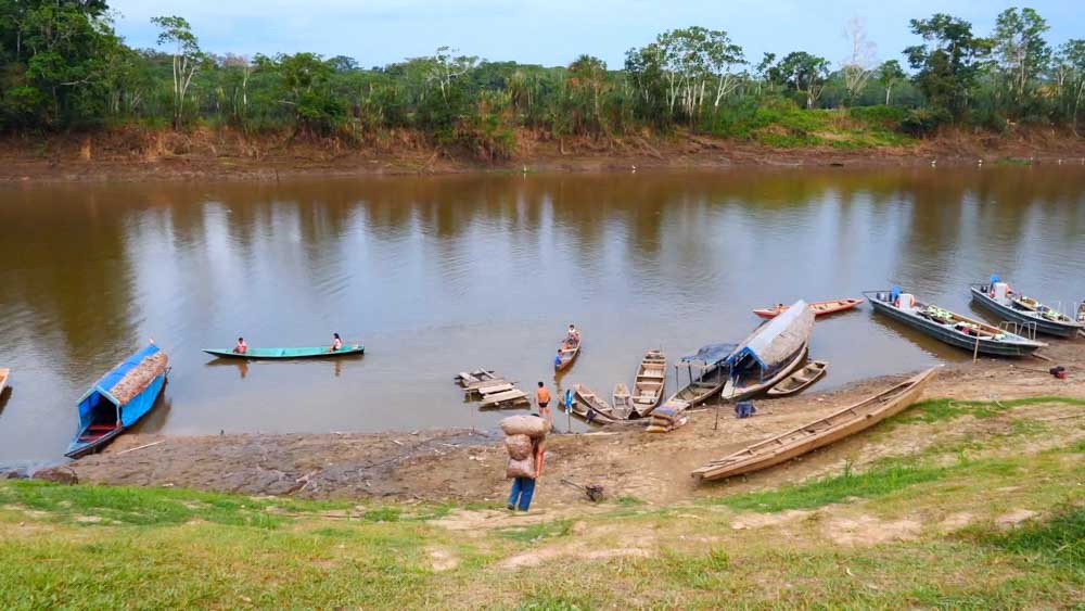 Peru, Amazonas - Fishermen along the Amazonas River