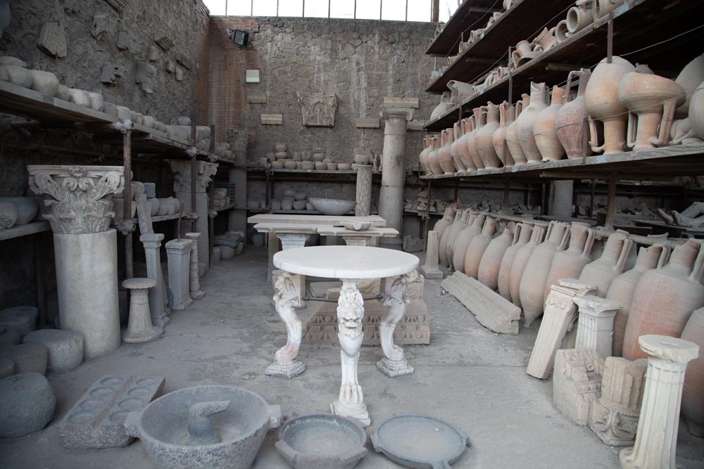 Italy, Pompeii, store-room with various bowls, amphorae