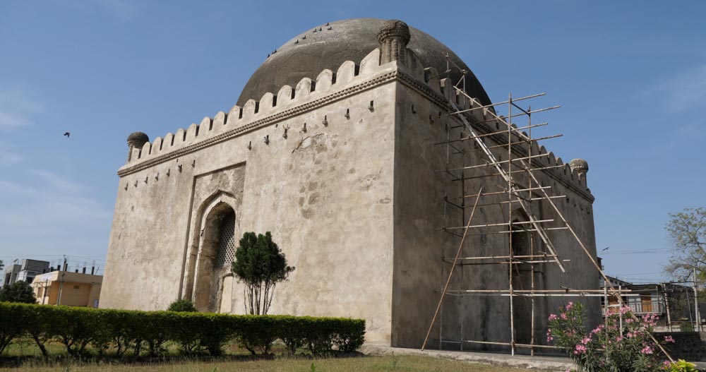 India, Karnataka – Gulbarga – Tomb of Hasan Gangu Shah_