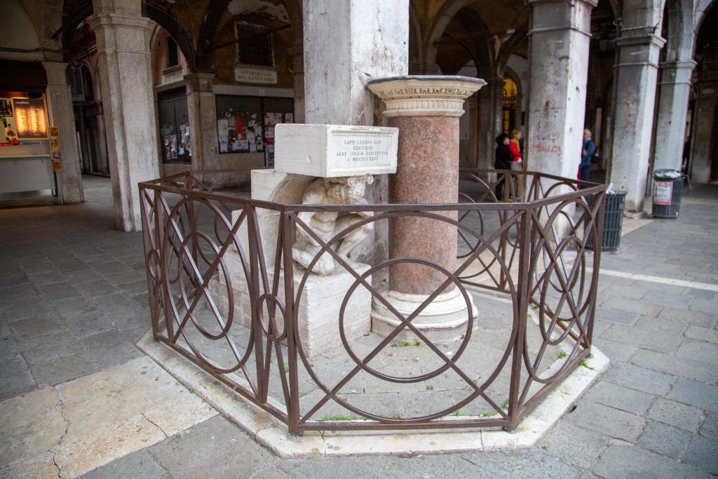Italy, Venice – Statue – Gobbo di Rialto