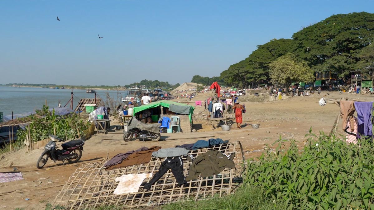 Myanmar, Irrawaddy river – Traditional – Laundry drying