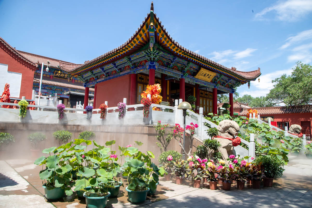 China, Urumqi -Red hill – Buddhist temple