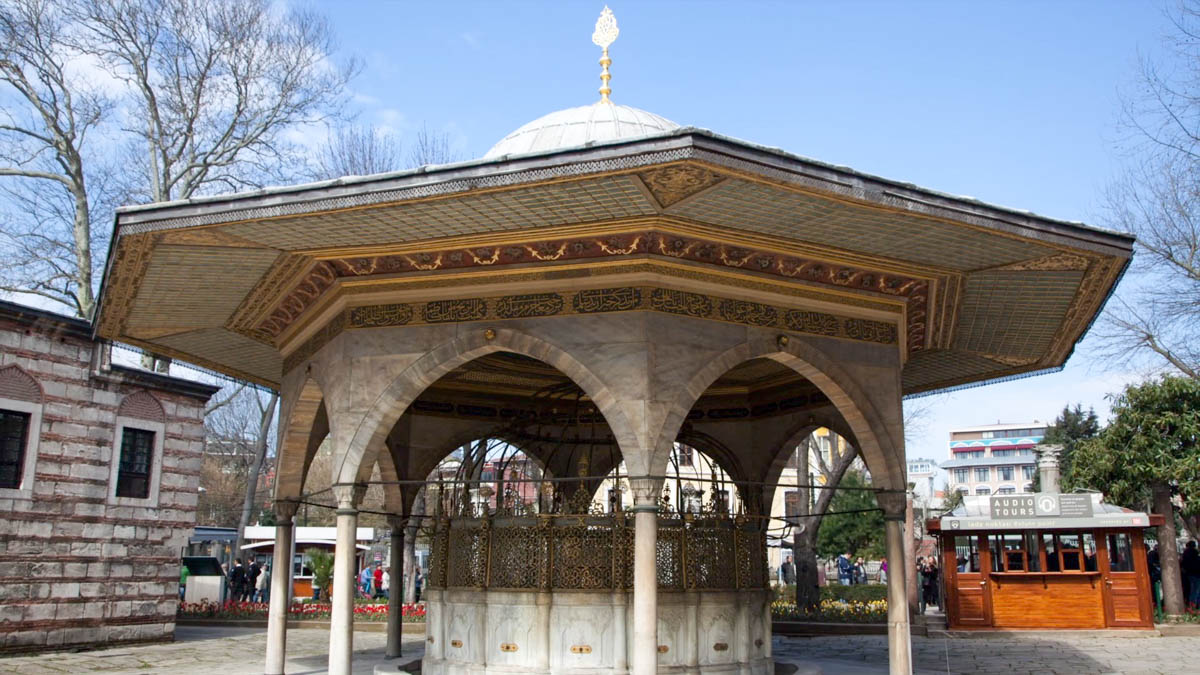 Turkey, Marmara, Istanbul, fountain (Shadrivan) in front of Hagia Sophia